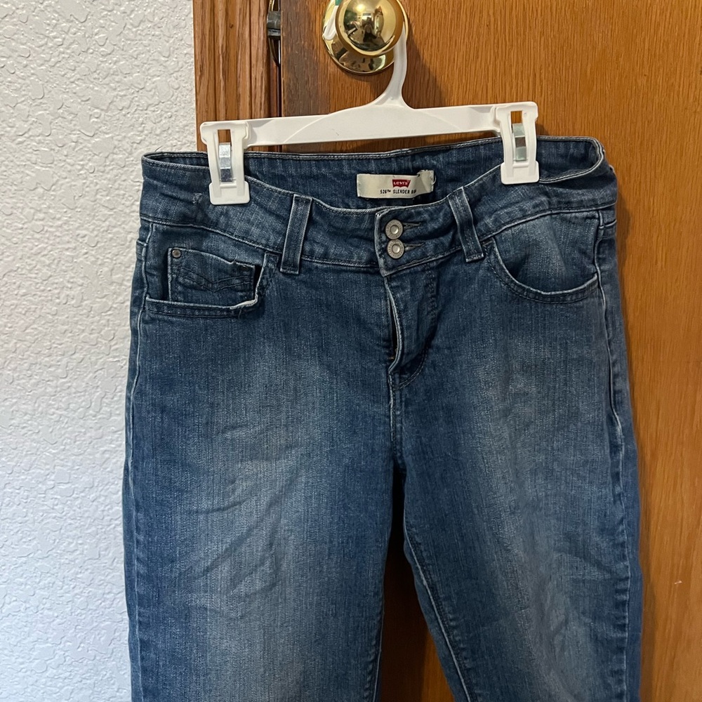 Levi Low Rise Slender Boot size 4 (526 Levi’s)